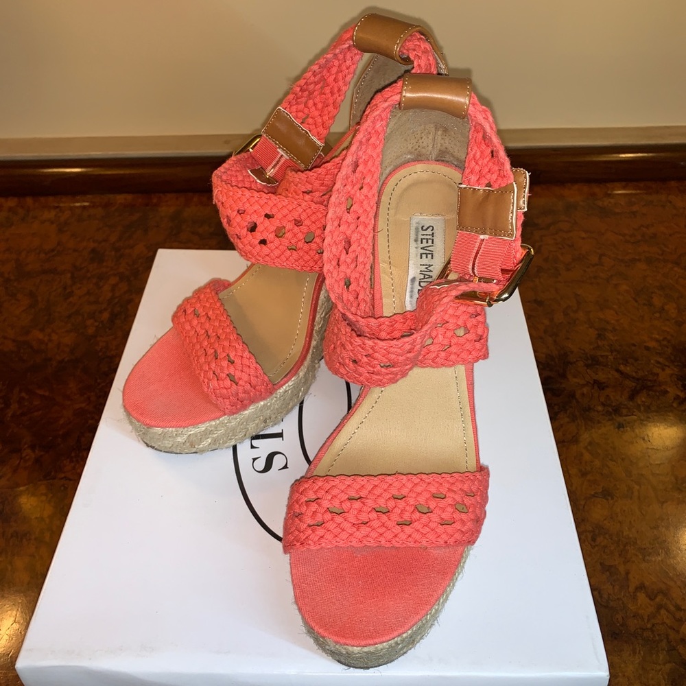 STEVE MADDEN MAGESTEE WEDGES SIZE 7